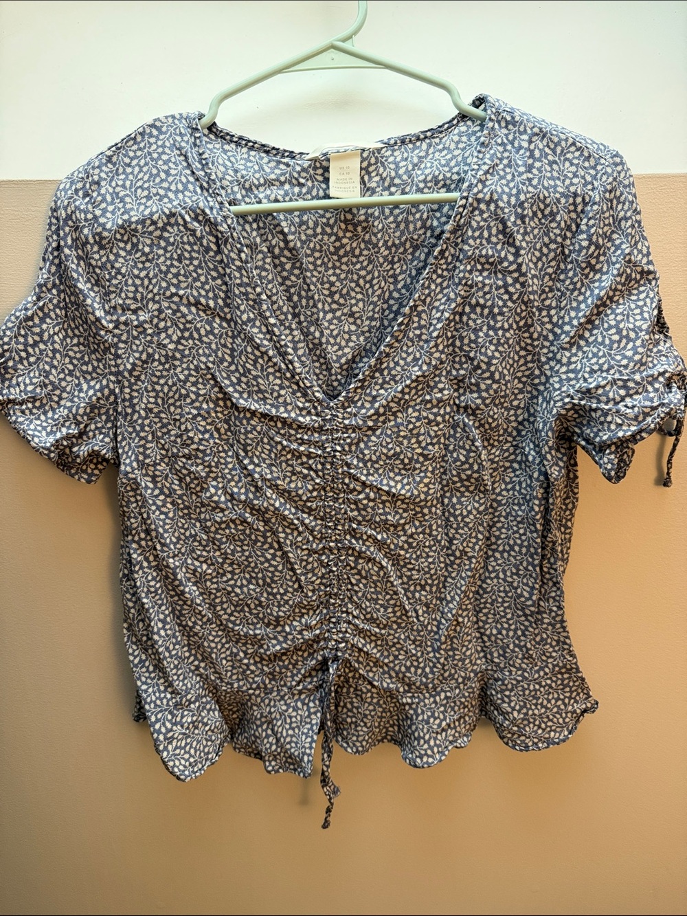 H&M Blue Leaf-Print V-Neck Ruched Short Sleeve Blouse size 10